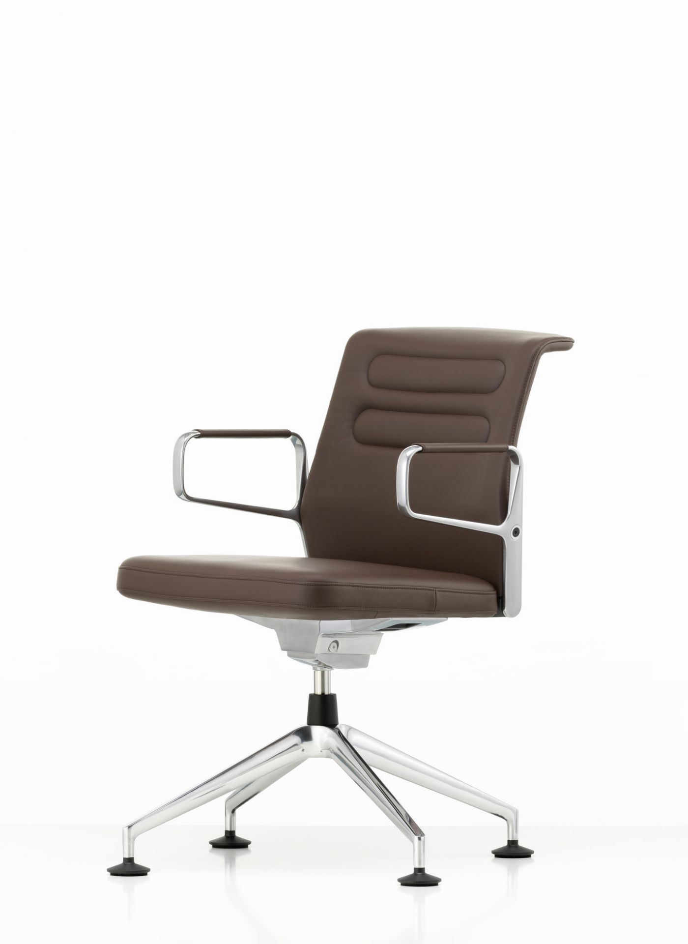 Brauner AC5 Meet Bürodrehstuhl von Vitra mit Armlehnen und einem verchromten Fußkreuz.