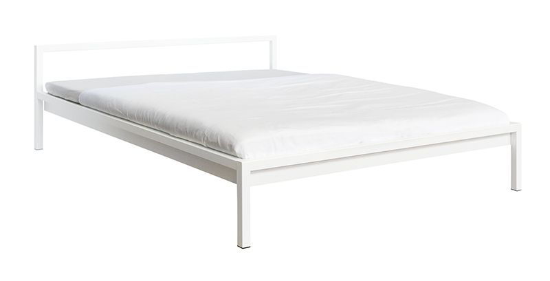 Hans Hansen Pure Bett, Stahl pulverbeschichtet in Weiß, Größe 200x200 cm. Modernes Metallbett für Schlafzimmer.