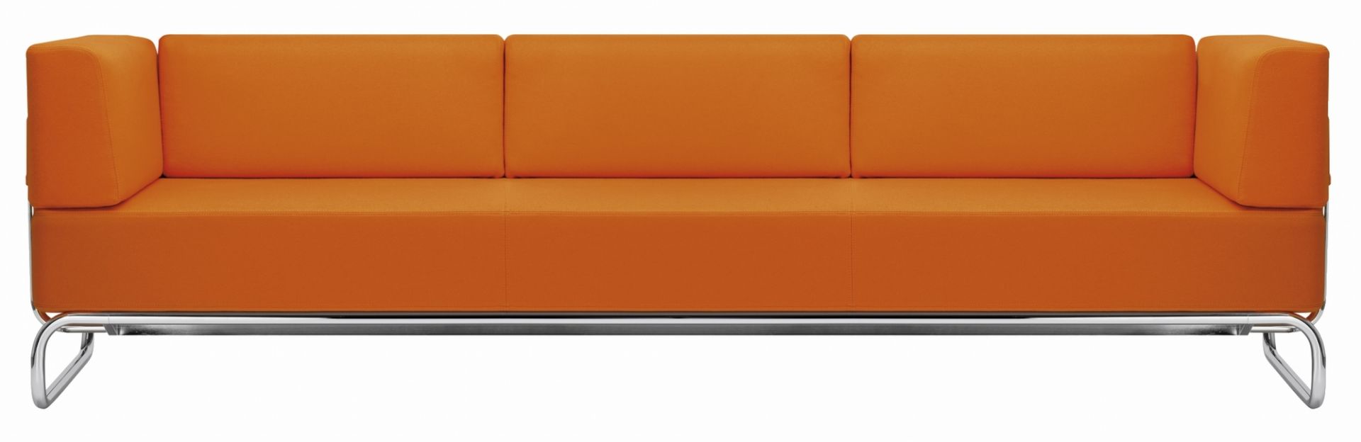 Orangefarbenes Thonet S 5200 Sofa mit hoch gepolsterten Armlehnen und verchromtem Stahlrohrgestell, Frontansicht.