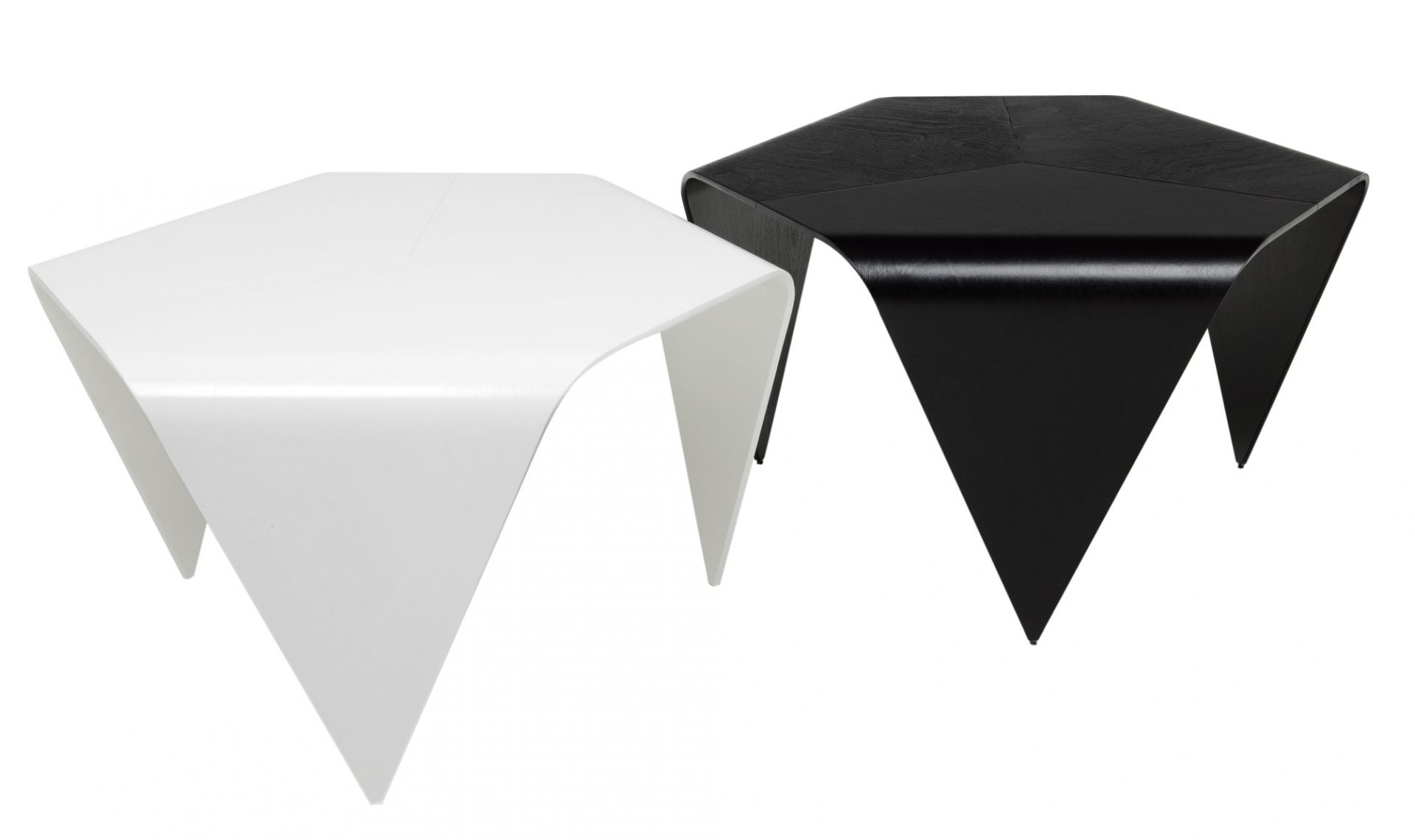 Zwei Trienna Couchtische von Artek, einer weiß und einer schwarz, moderne Wohnzimmermöbel.