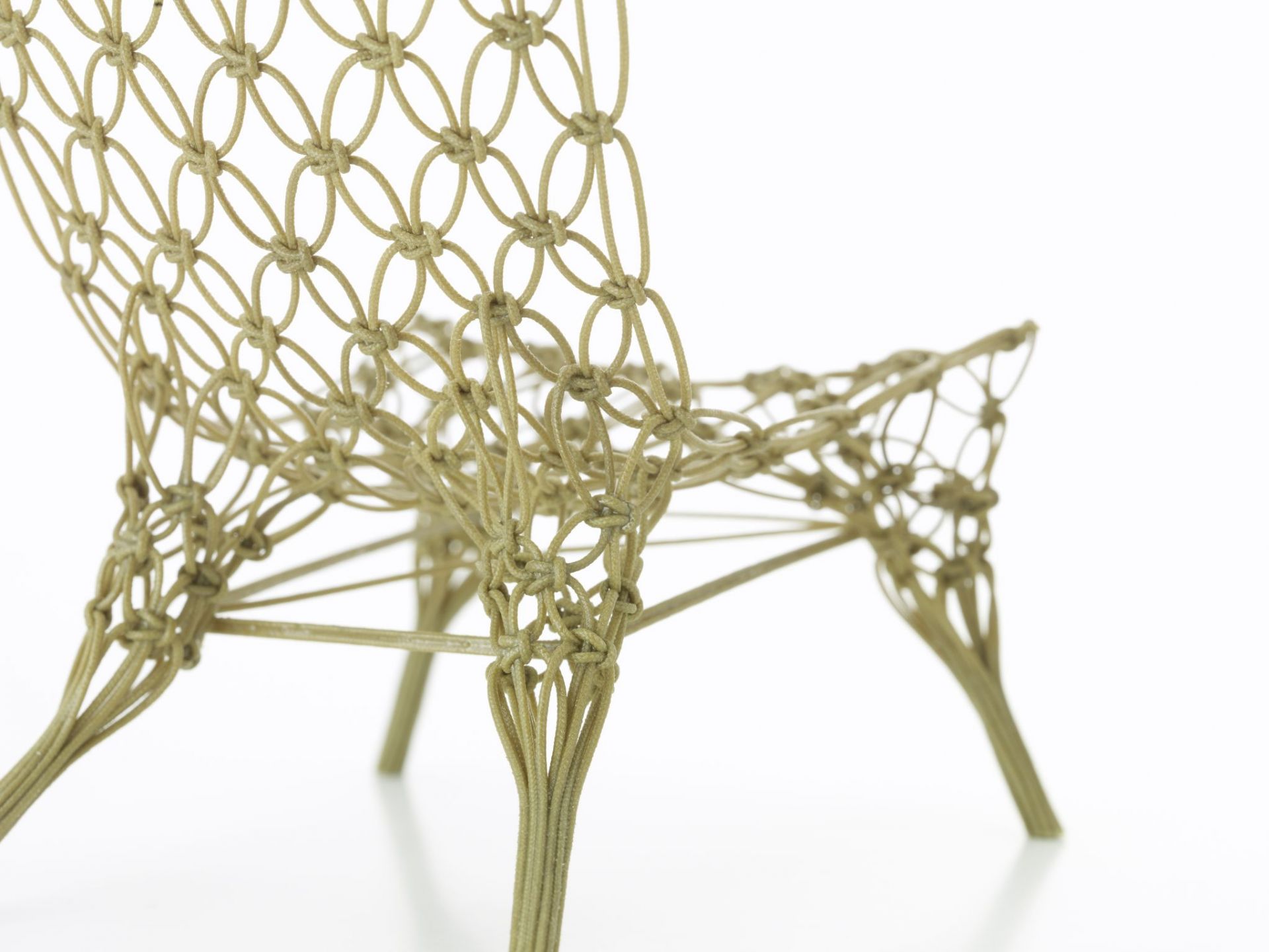 Detailaufnahme des Knotted Chair Miniatur Stuhls von Vitra, gefertigt aus geknotetem Seil.
