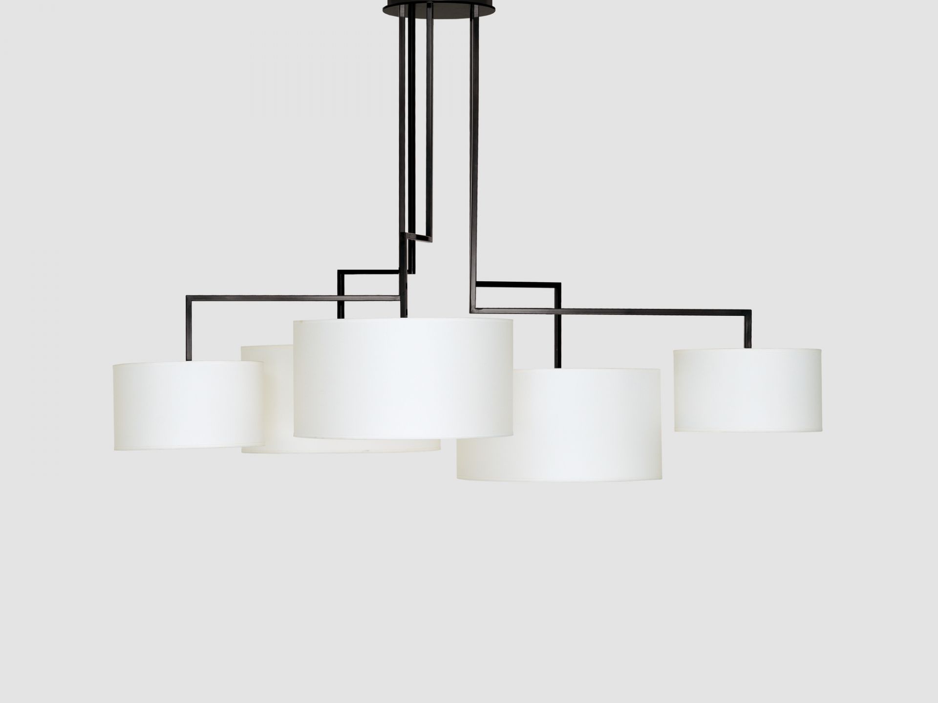 Noon 5 LED Leuchte Weiß: Moderne Hängeleuchte mit fünf weißen Lampenschirmen und schwarzem Gestell.