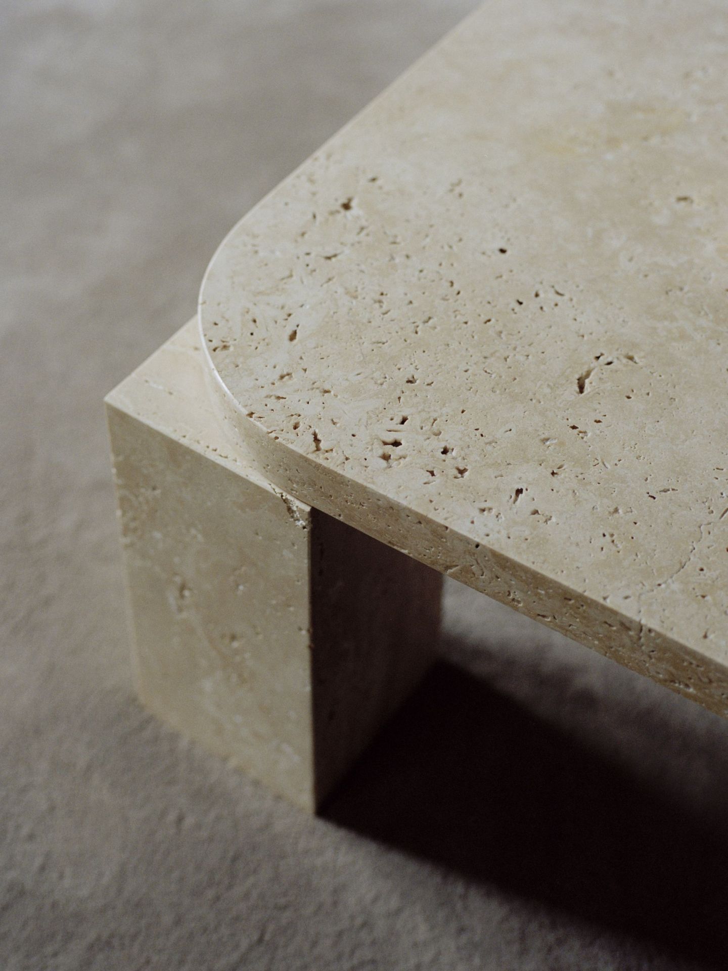 Detailaufnahme des Atlas Coffee Table von New Works aus Travertin.