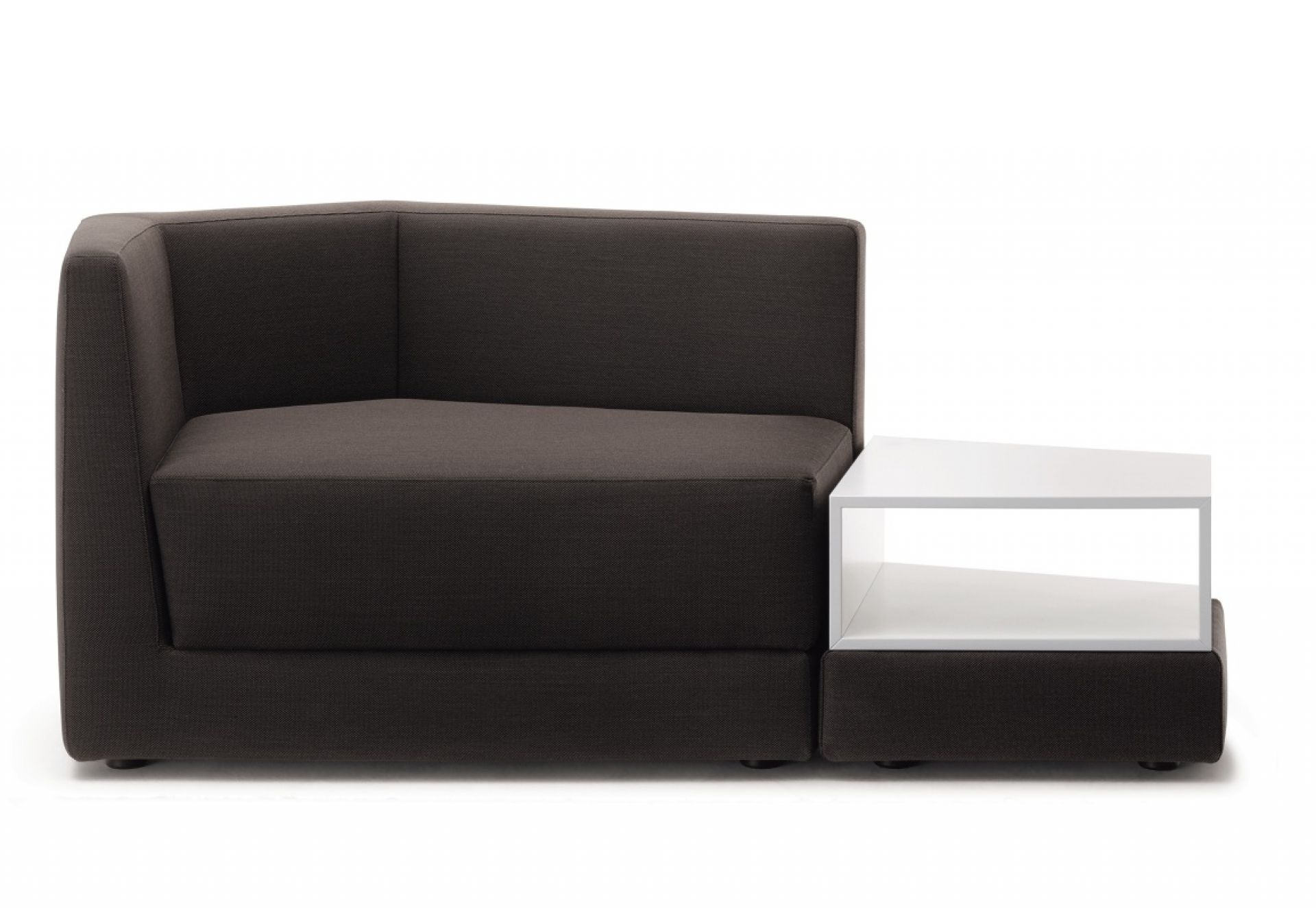 Braunes Scope Sofa Sitzelement mit niedrigem Rücken und weißem Beistelltisch, modernes Wohnzimmermöbel.