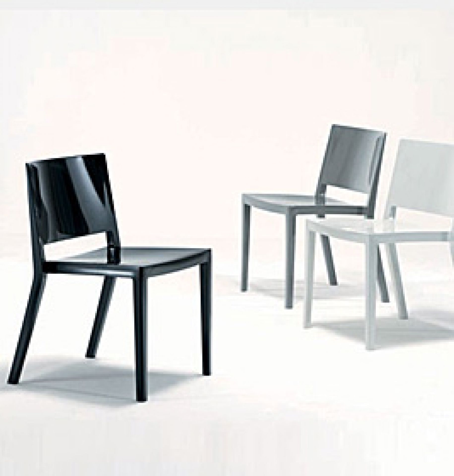 Zwei moderne Stühle, Lizz Stuhlset von Kartell, in Schwarz, Grau und Weiß. Designermöbel für Esszimmer.