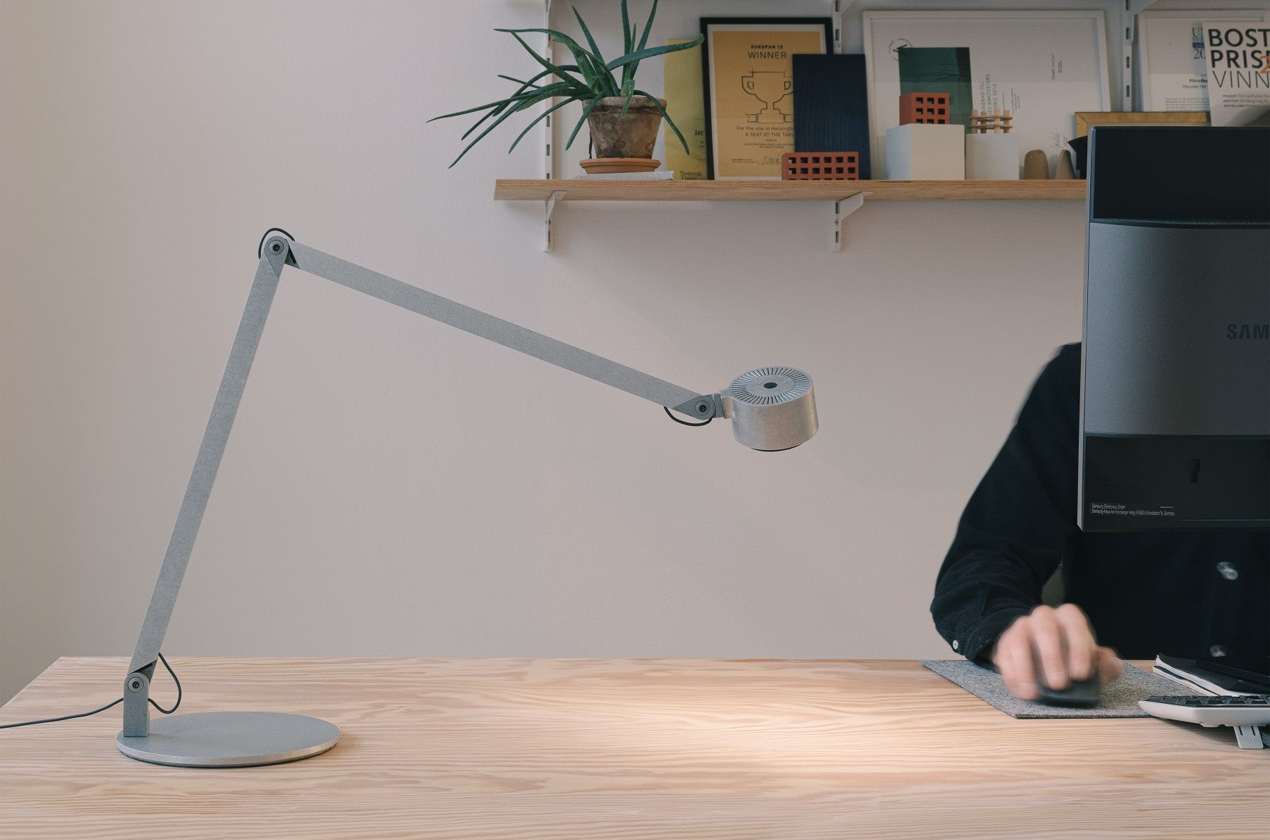 w227 Winkel alu Base Tischleuchte wästberg