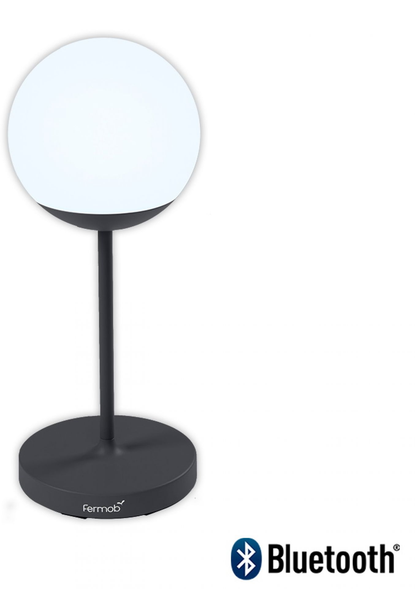 Anthrazitfarbene Mooon Tischleuchte von Fermob, modernes Design mit runder Lichtkugel und Bluetooth-Funktion.