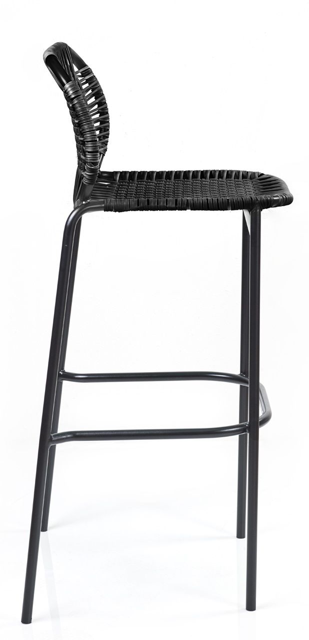 Schwarzer Cielo Barstool von ames für den Außenbereich, geflochtene Sitzfläche und Rückenlehne, Seitenansicht.