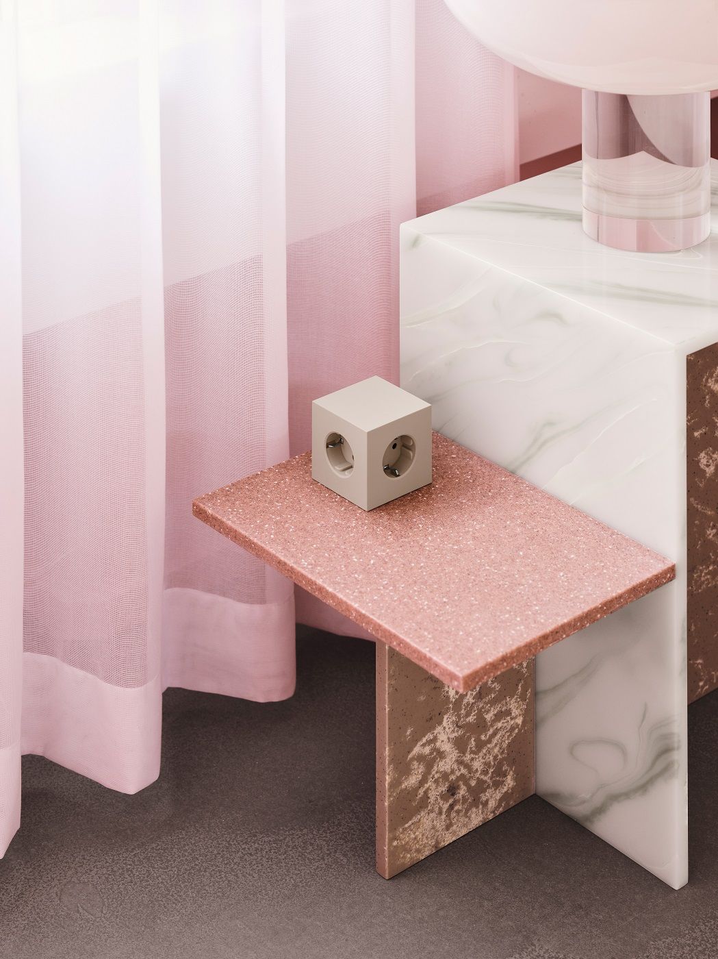 Avolt Square 1 Steckdosenwürfel in Shark Blau auf rosa Tisch, moderne Stromversorgung.