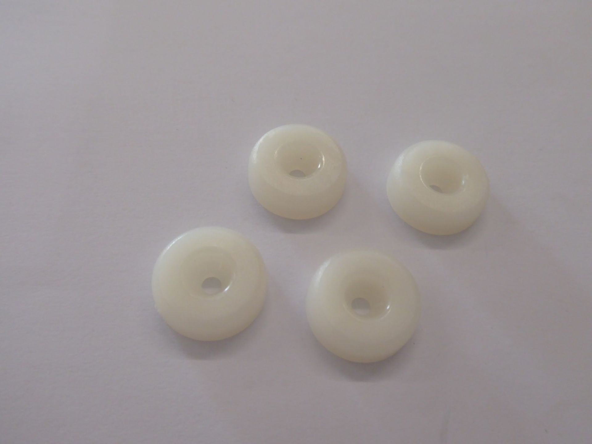 Vier weiße Kunststoffgleiter für Eames Plastic Chair, Bodenschutz für DSW, DAW, DKW Stühle.