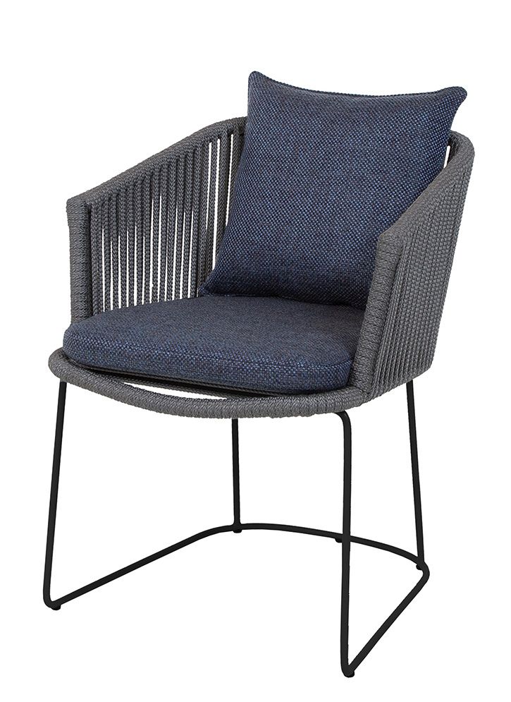 Cane-Line Moments Stuhl mit hellgrauem Geflecht und blauem Sitz Kissensatz für Outdoor.