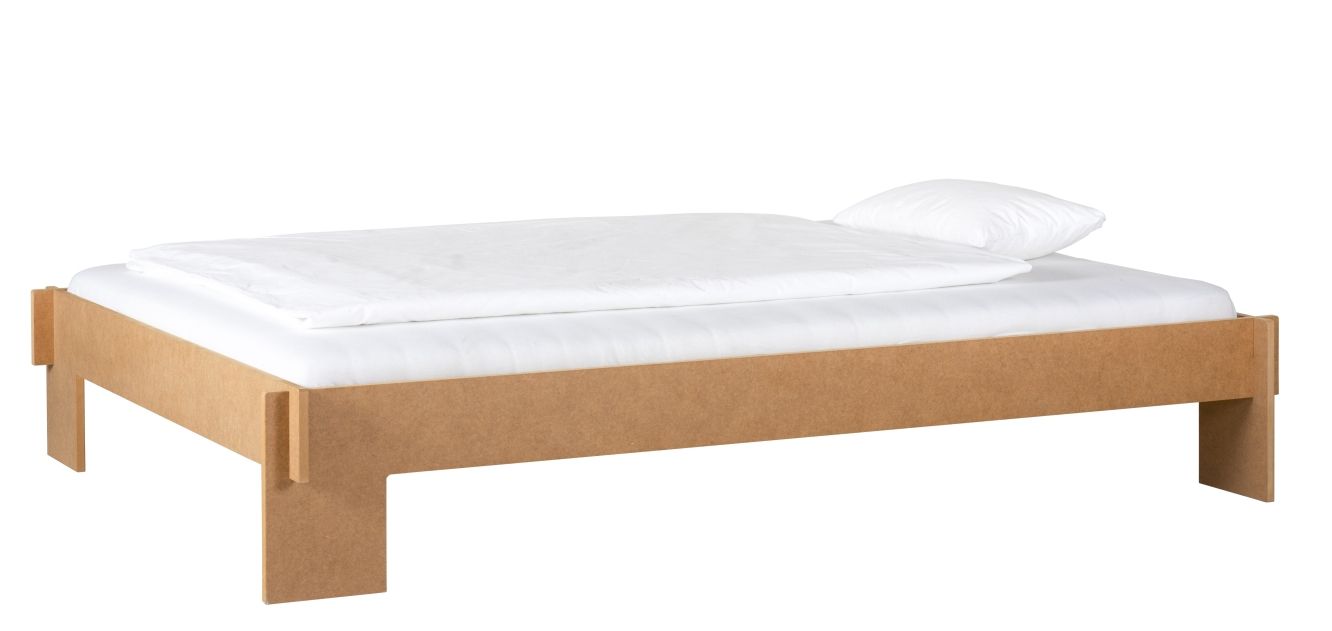 Siebenschläfer Bett von Moormann aus MDF in Natur mit weißer Bettwäsche und Kissen.