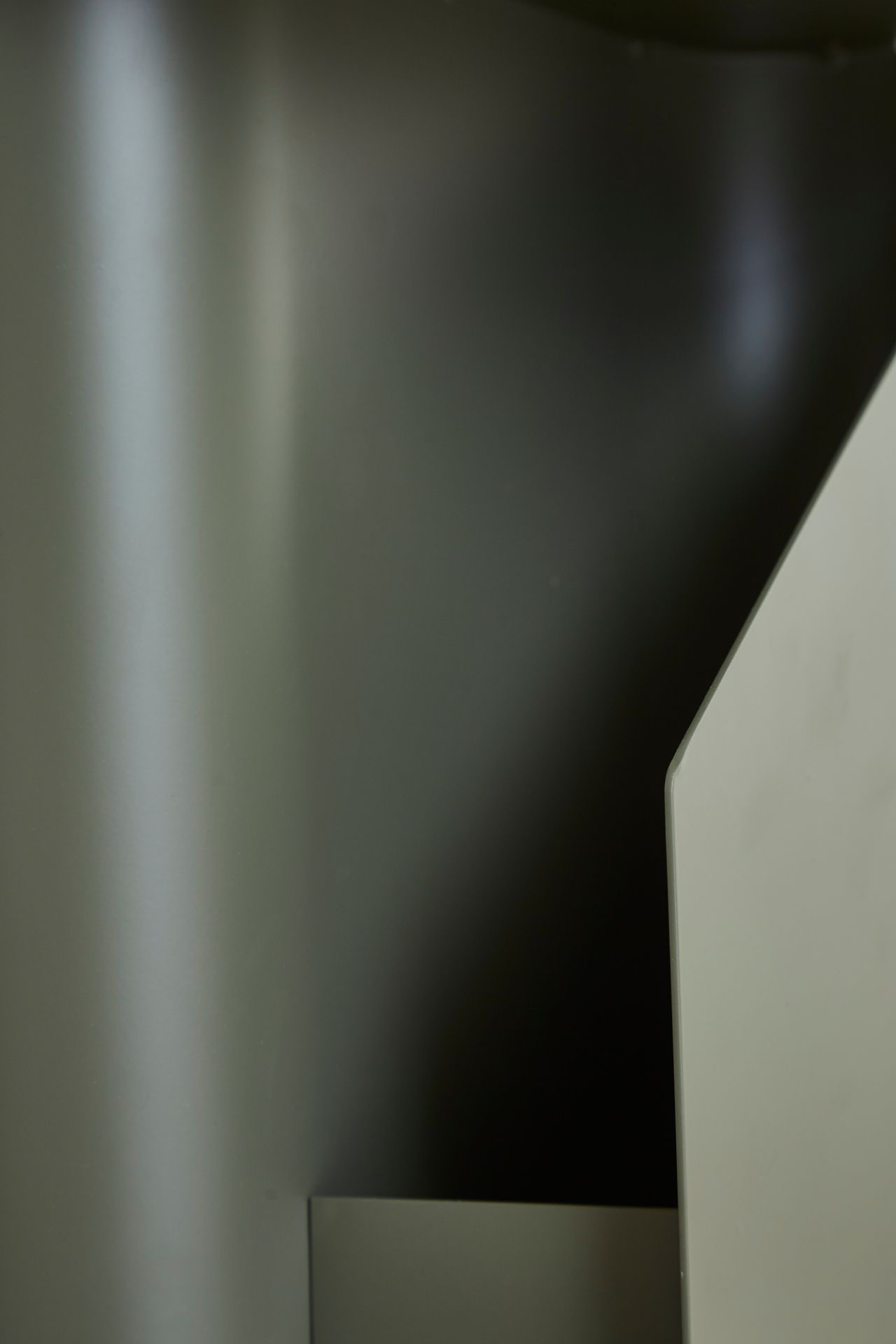 Detailaufnahme des Sentrum Beistelltisches in staubigem Grün von Woud, modernes Designmöbel für Wohnzimmer.