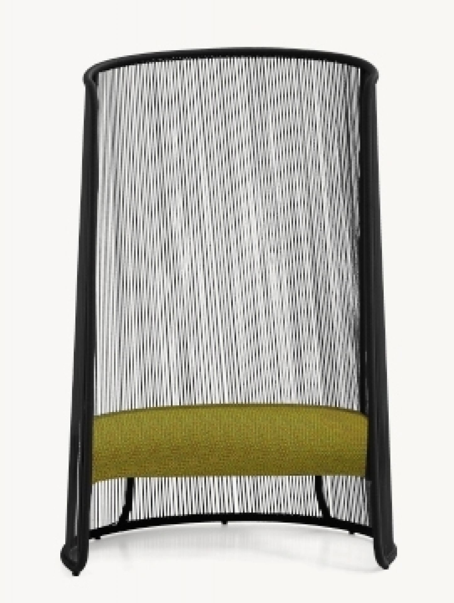 Schwarzer Design Sessel mit hoher Rückenlehne und grünem Sitzkissen. Husk Sessel von Moroso.