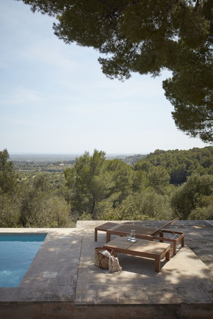 Riviera Sonnenliege von Skagerak am Pool. Hochwertige Outdoor Sonnenliege aus Holz.