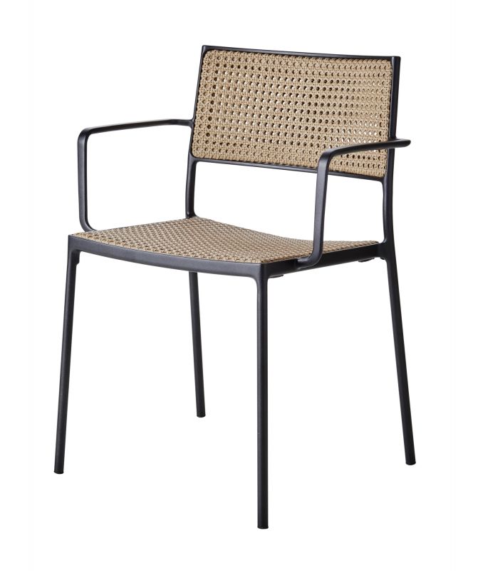 Cane-Line Less Outdoor Stuhl mit Armlehnen, stapelbar, schwarzes Gestell und Rattan Geflecht.