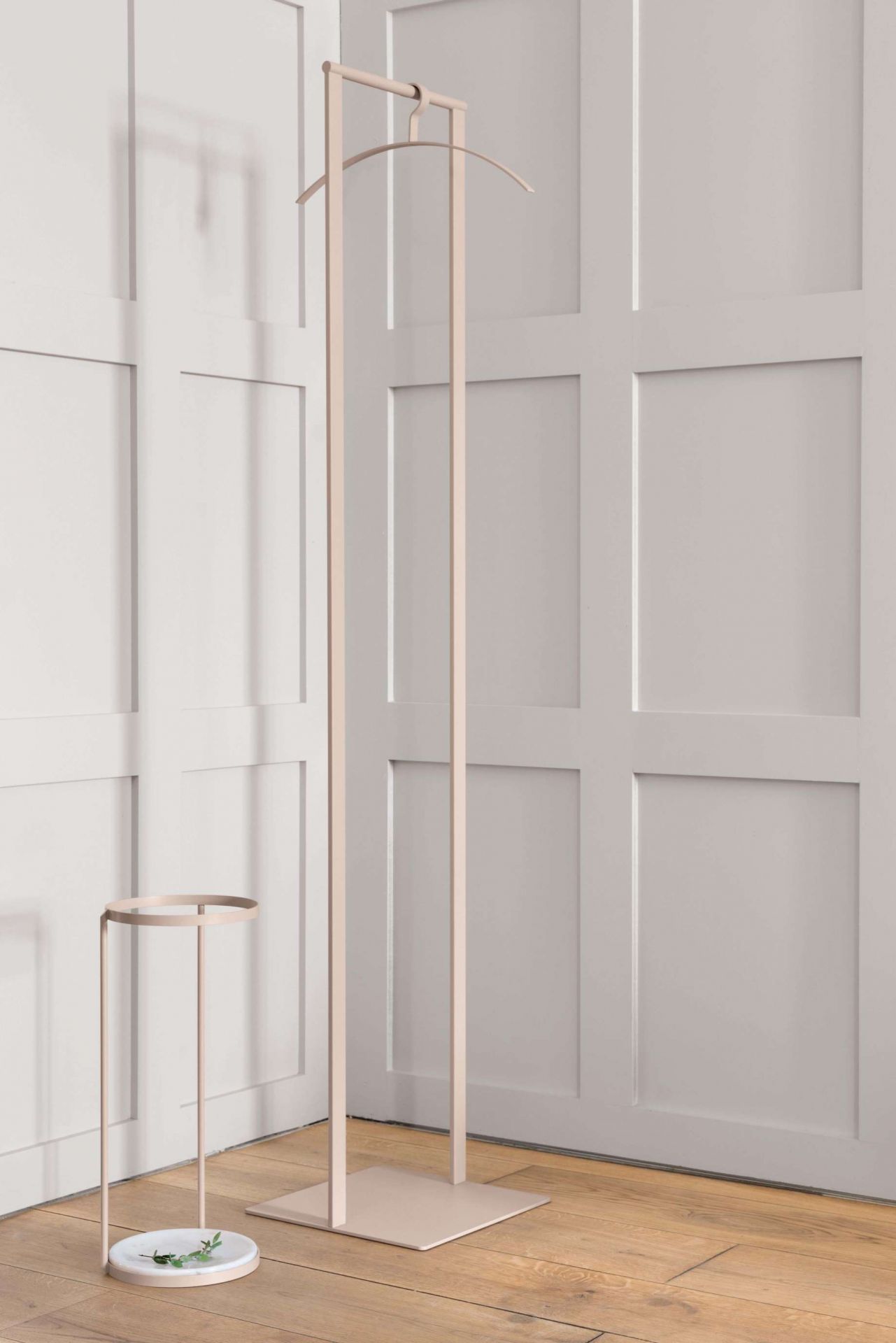 Schönbuch Slim Garderobenständer in Beige mit passendem Schirmständer und minimalistischem Design.