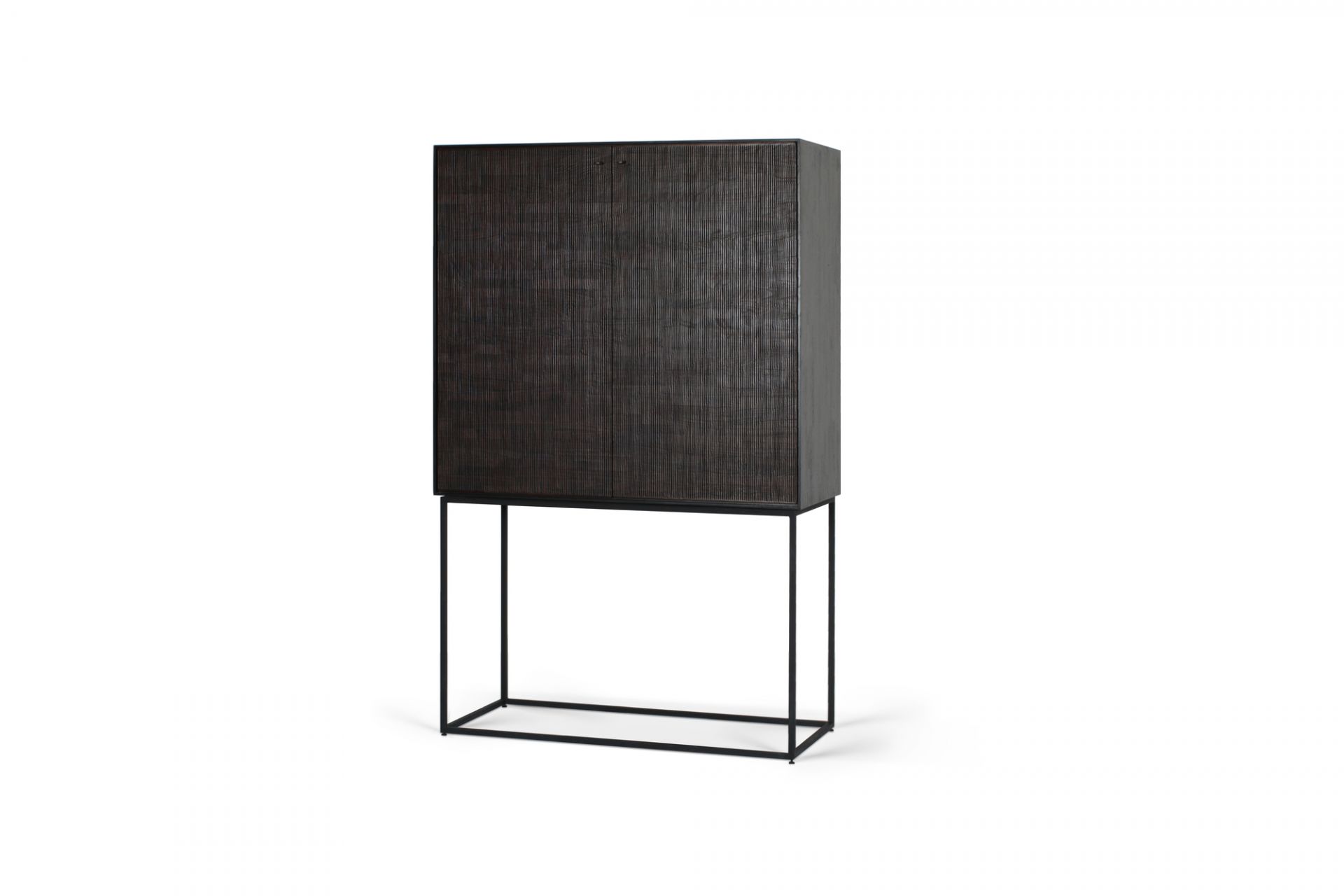 Ethnicraft Teak Grooves Schrank: Moderner Holzschrank mit zwei Türen und schwarzem Metallgestell.