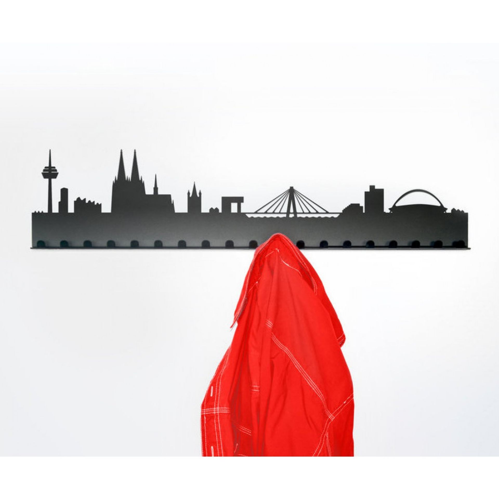 Schwarze Städtegarderobe mit Skyline von Köln und roter Jacke, Wandgarderobe, Radius Garderobe.