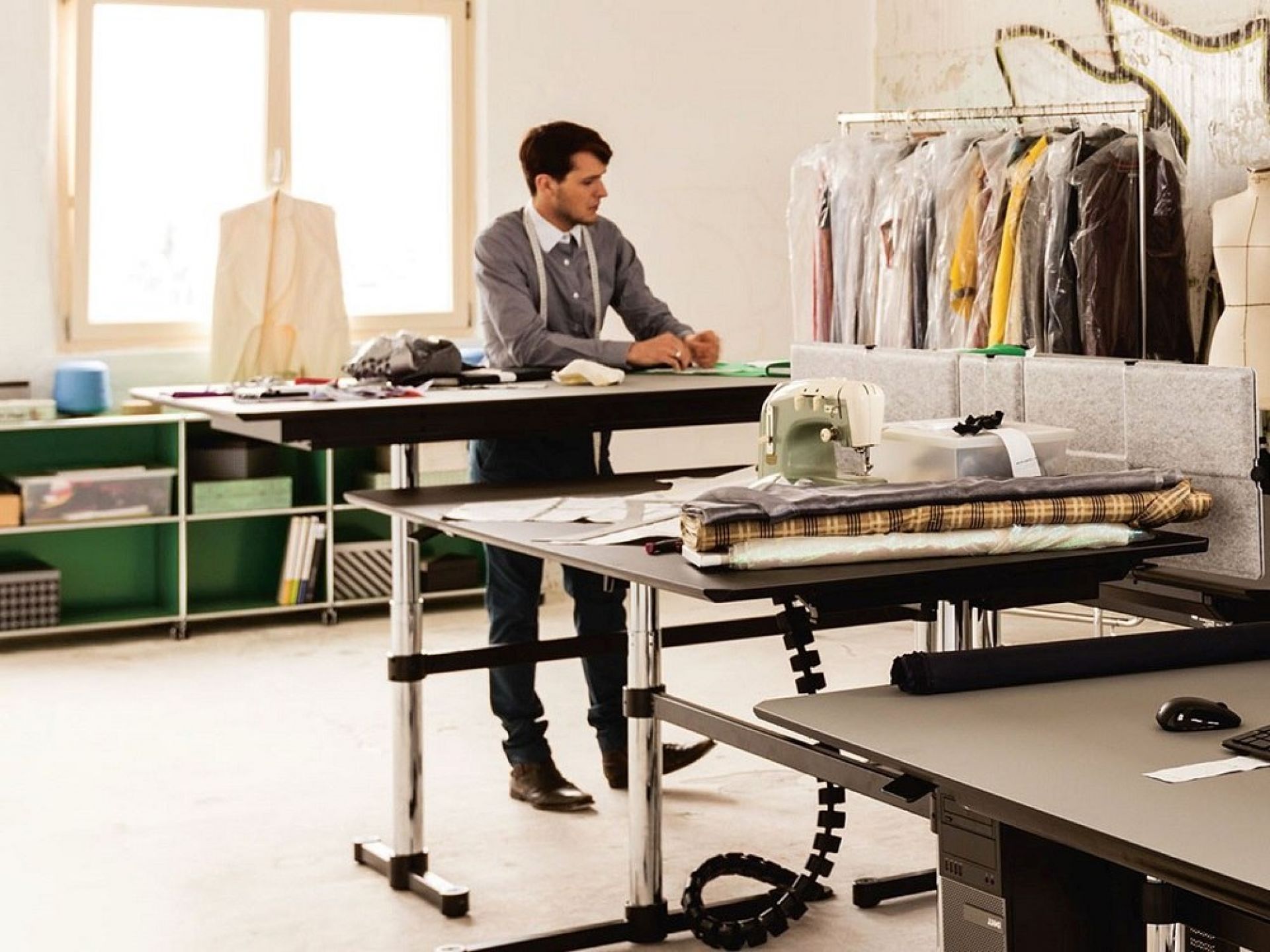USM Haller Regal im Schneideratelier: Offenes Sideboard in Grün mit Fächern und Rollen.