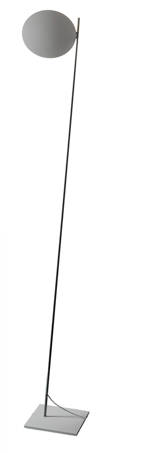 Moderne Lederam Stehleuchte von Catellani & Smith mit rundem Lampenschirm und minimalistischem Design.