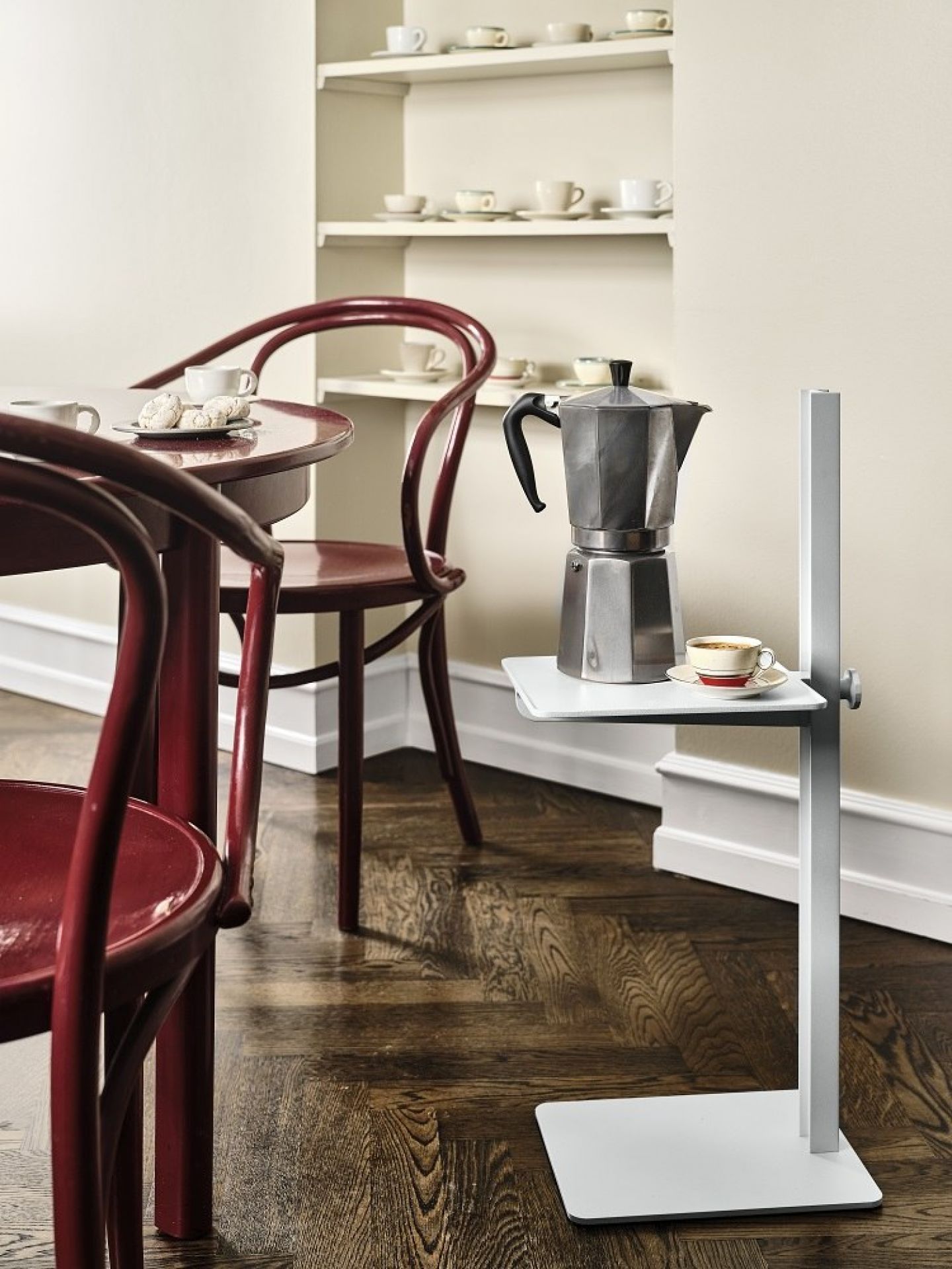 Weißer, höhenverstellbarer Museum Sidetable Beistelltisch von String Furniture mit Kaffeekanne und Tasse.