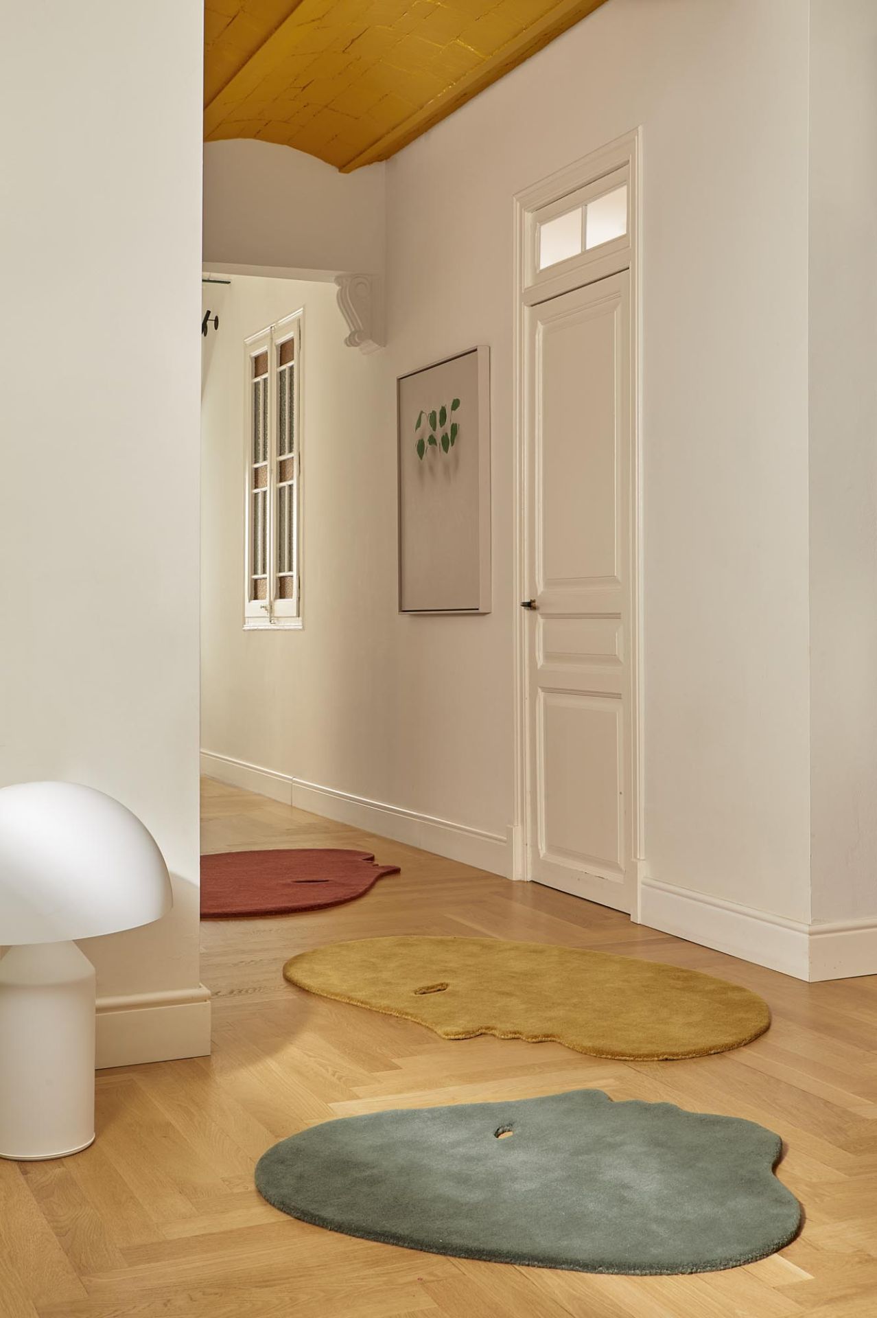 Innenaufnahme mit blaugrünem Talk Talk Teppich von Nanimarquina, abstrakte Form, hochwertige Teppich-Kollektion, modernes Wohnaccessoire für stilvolles Interieur.