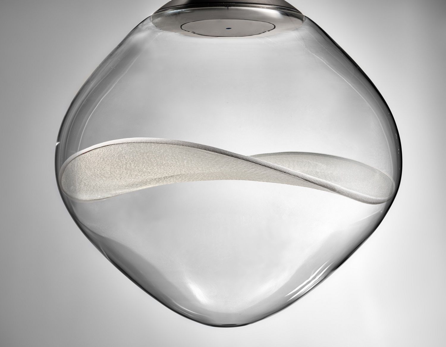 Aether Pendelleuchte: Detailaufnahme der weißen Hängeleuchte mit Glas und Stoffelement.