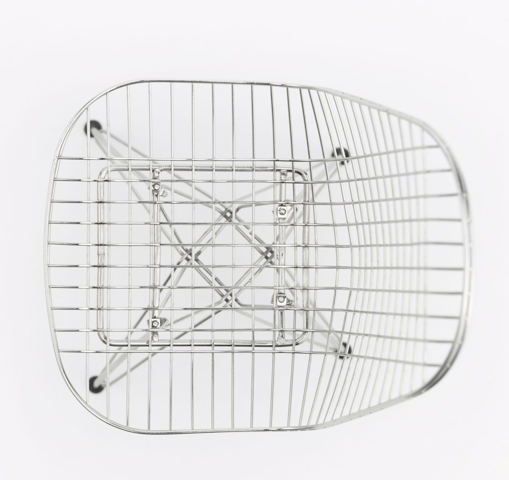 Detailaufnahme des Vitra DKR Wire Chair Miniatur, ein Designklassiker aus verchromtem Stahldraht.