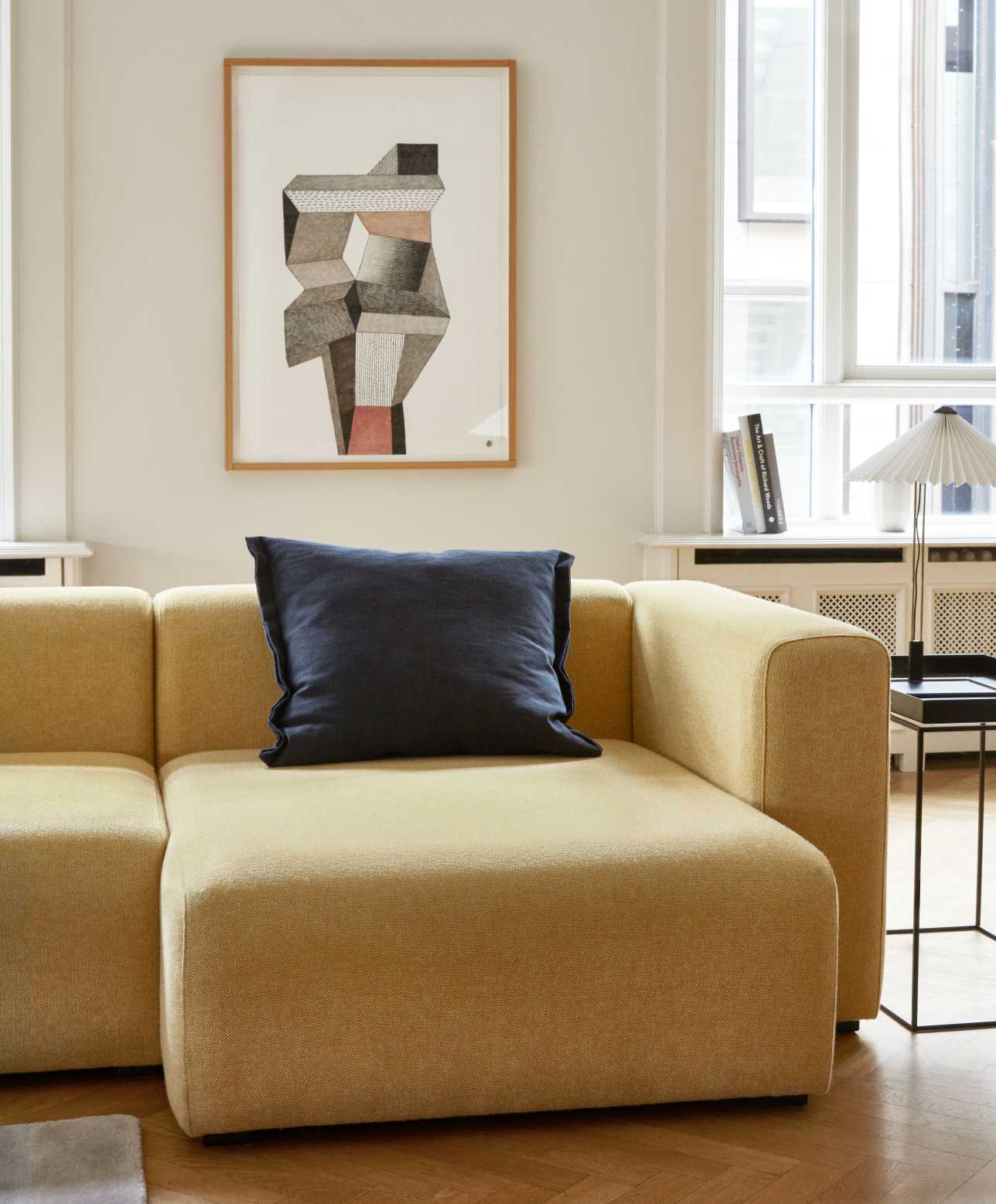 Gelbes Mags Sofa mit Armlehne rechts und blauem Kissen. Modernes Sofa für Wohnzimmer.