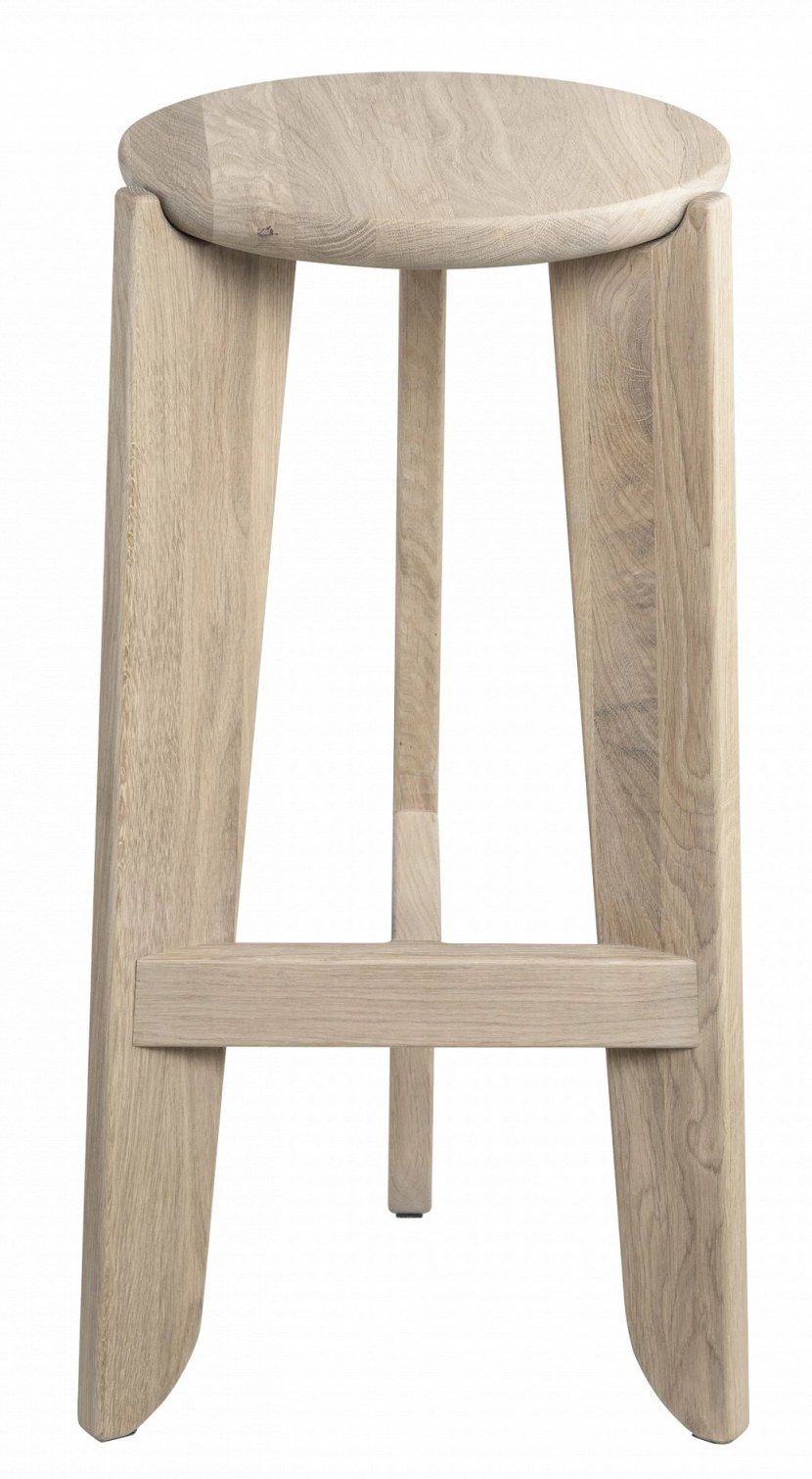 Eli Bar Stool Barhocker von Blomus aus hellem Holz, Frontansicht. Moderner Hocker für Küche oder Bar.