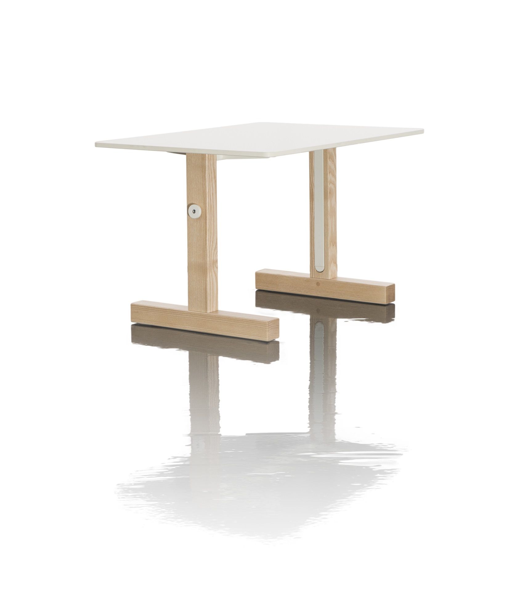 Magis Little Big Table Kindertisch, höhenverstellbarer Tisch mit Holzbeinen und weißer Tischplatte.