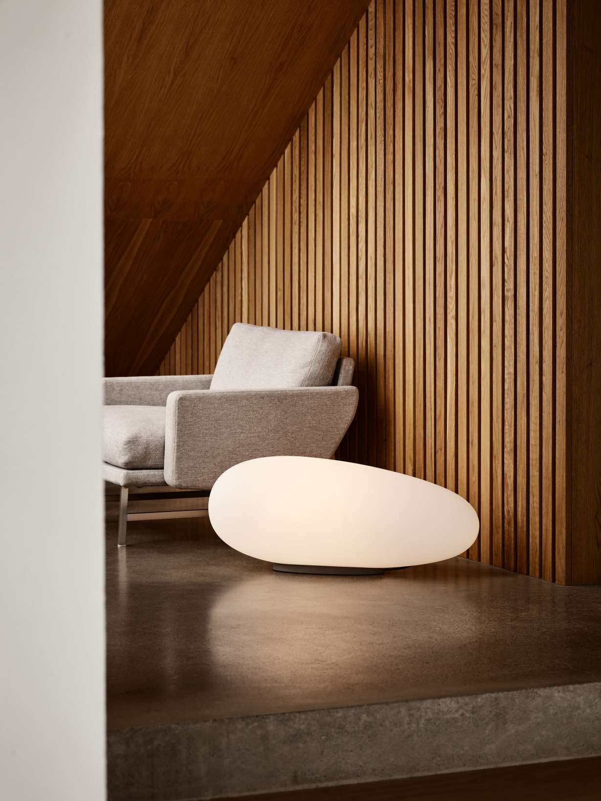Avion Tischleuchte von Fritz Hansen, ovale Designerlampe als Bodenleuchte im modernen Wohnraum.