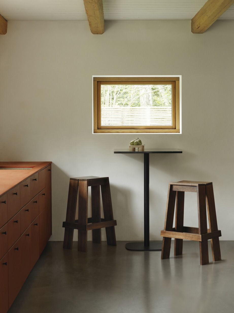 Zwei Let Barstool Barhocker H 65 cm von Normann Copenhagen aus dunklem Holz.