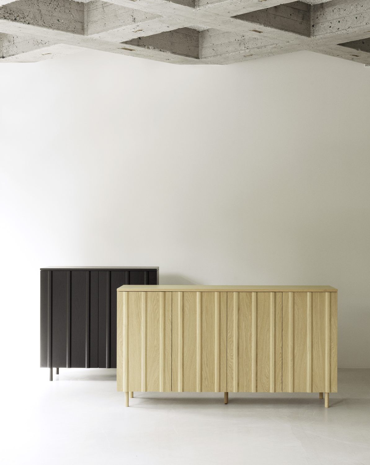 Zwei Rib Sideboards von Normann Copenhagen, eines in Eiche, eines in Schwarz, im minimalistischen Raum.