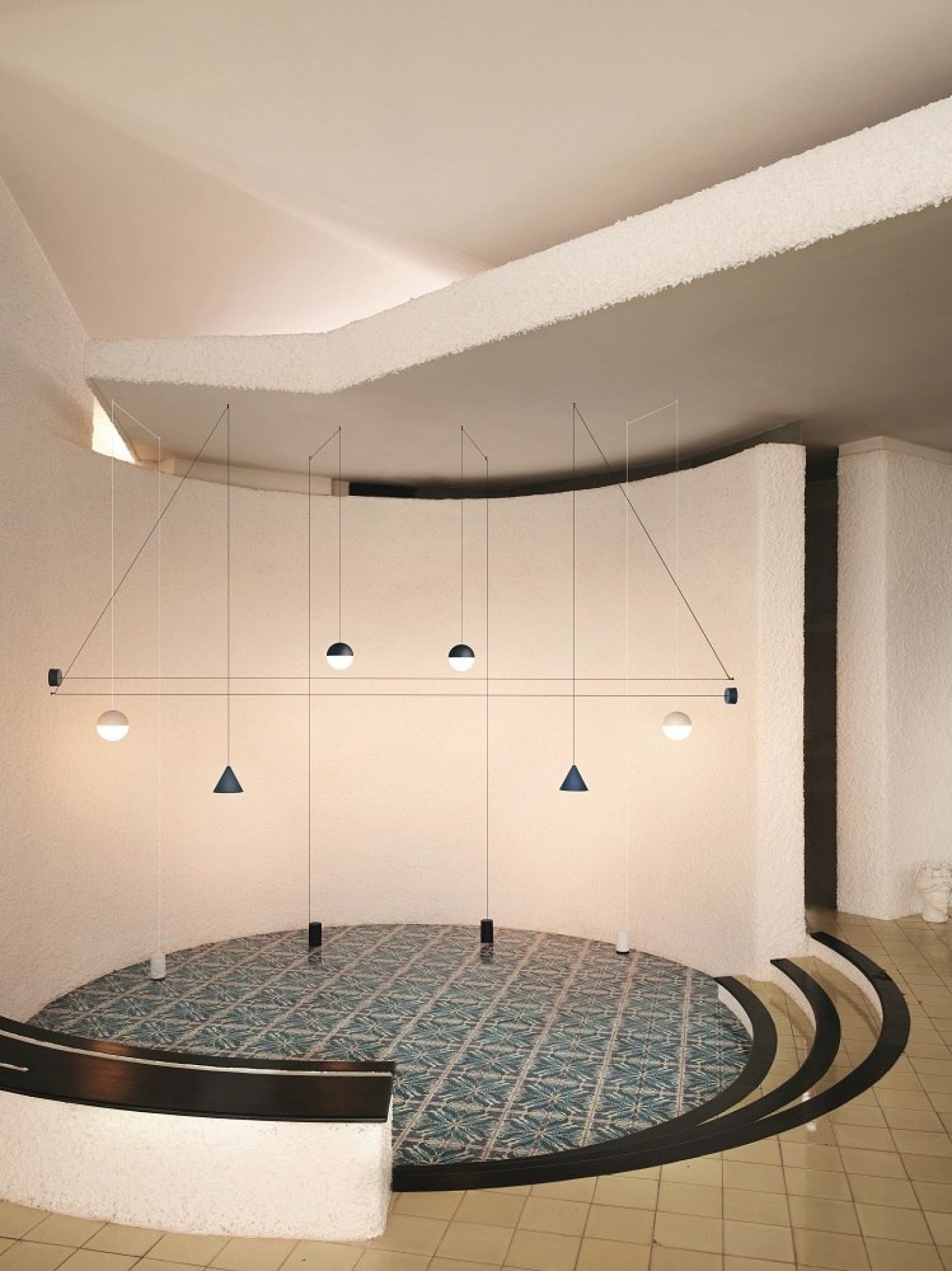 Innenaufnahme mit String Light von Flos, Zubehör zur Wand- und Deckenmontage in Weiß.