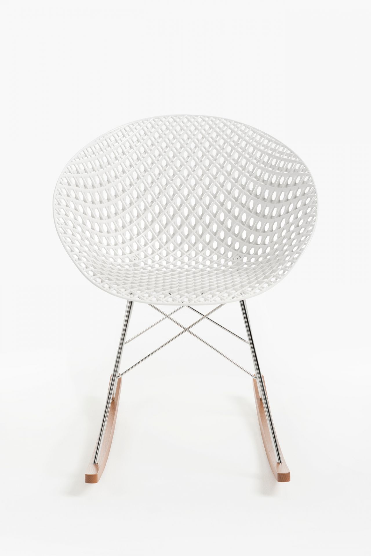 Weißer Smatrik Schaukelstuhl mit Holz-Finish Kufen und Stahlgestell, modernes Design für Wohnzimmer.