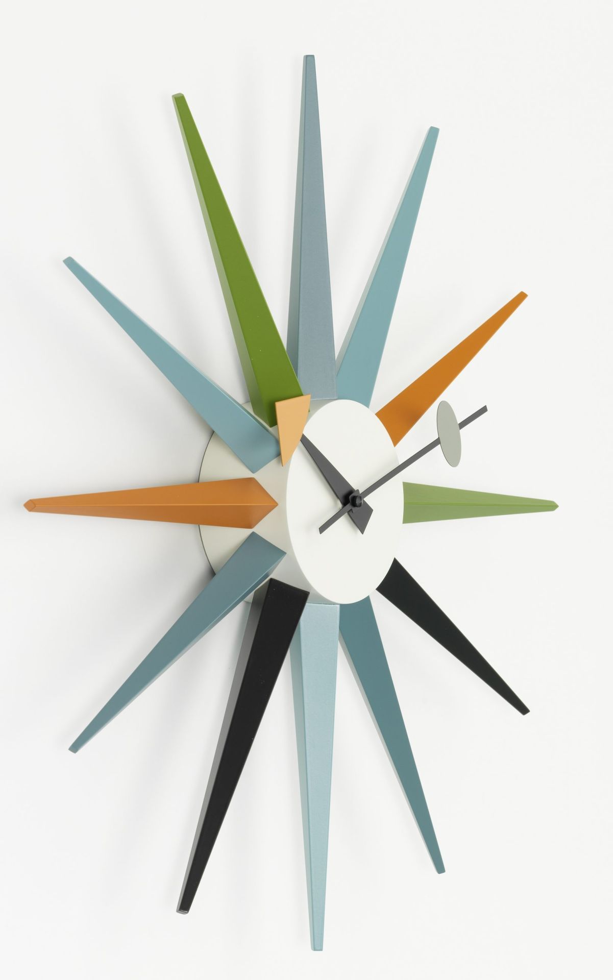 Mehrfarbige Sunburst Clock Wanduhr von Vitra, Designklassiker im Retro-Stil, Detailansicht auf weißem Hintergrund.