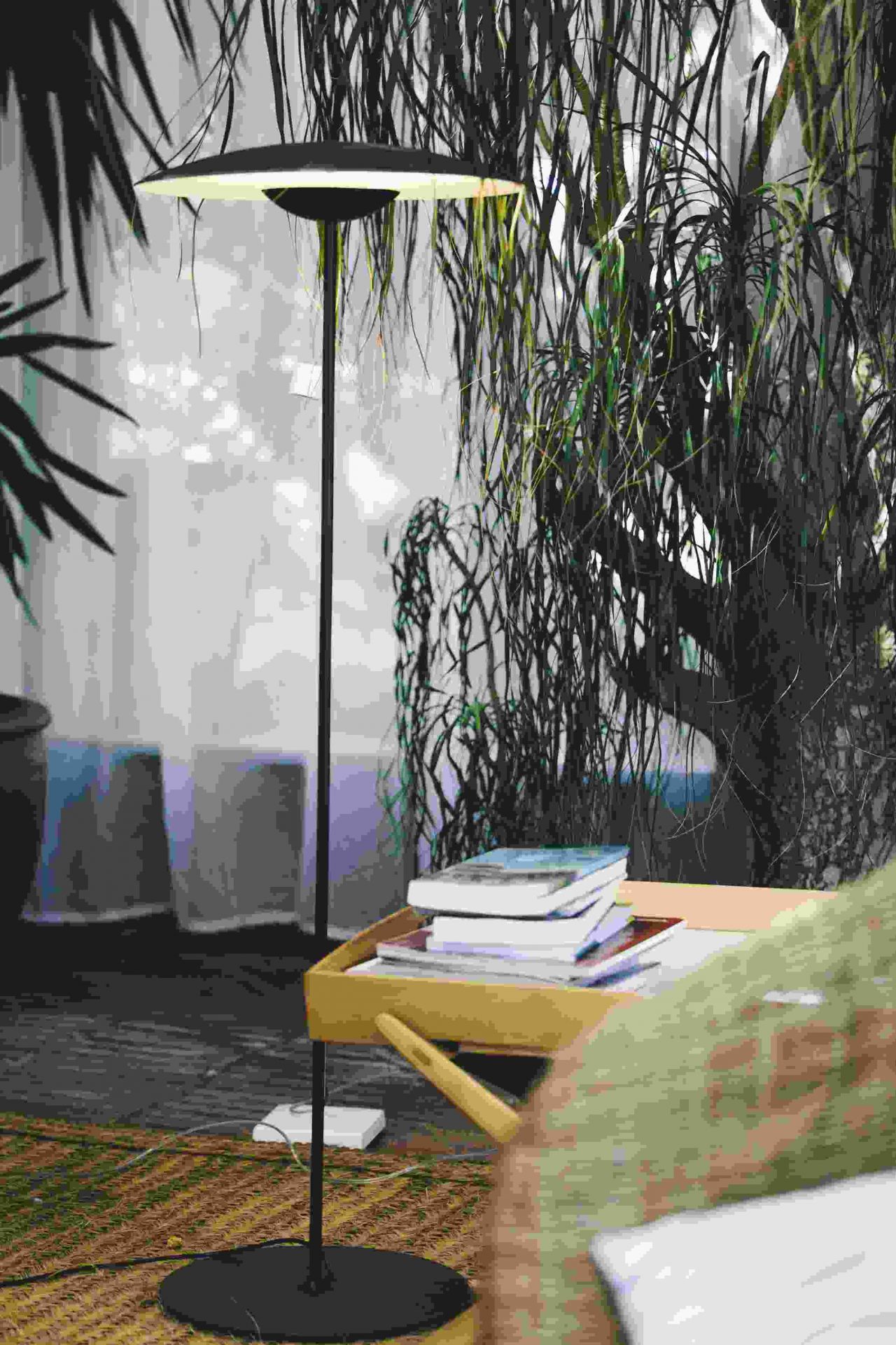 Ginger P LED Stehleuchte von Marset, modernes Design mit flachem Lampenschirm und warmem Licht.