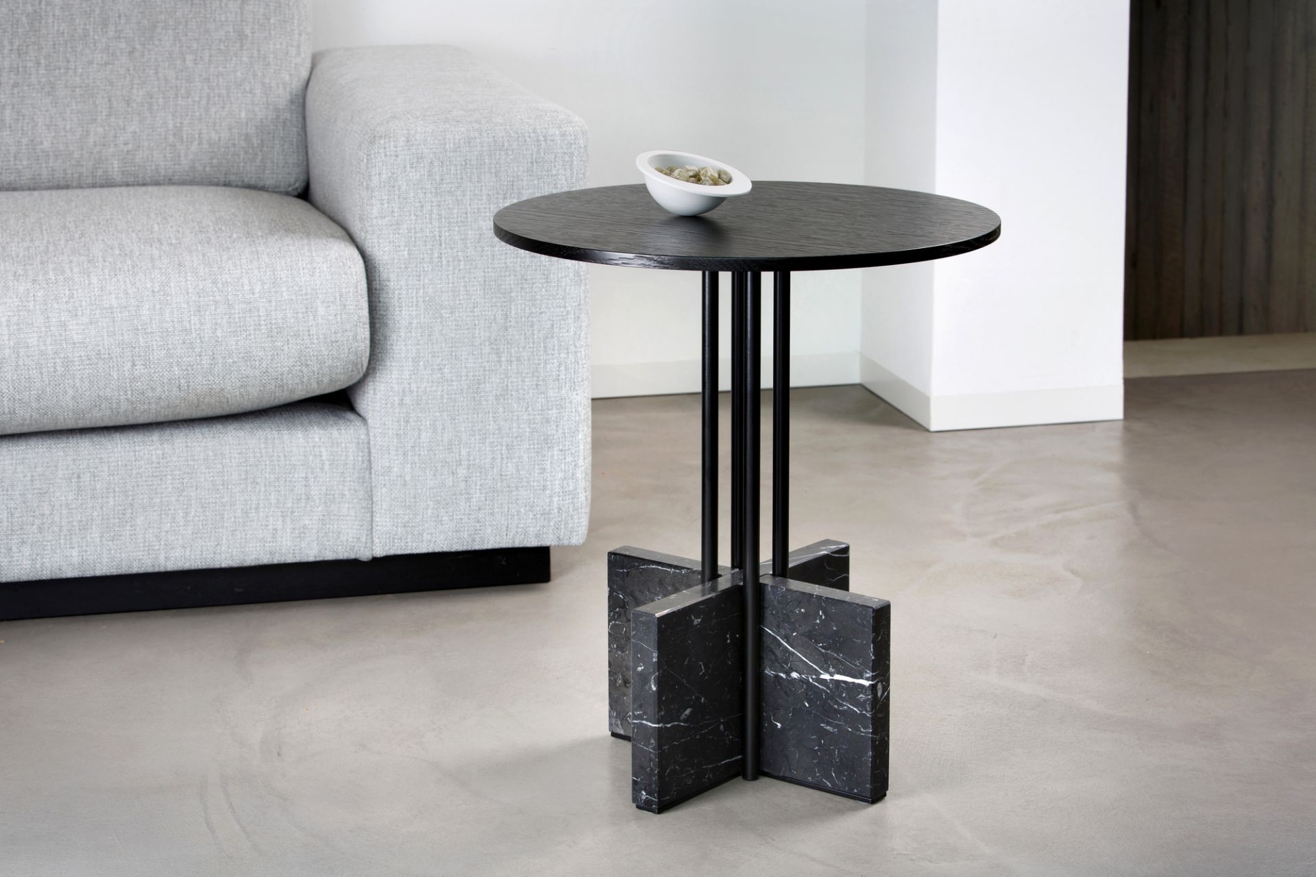 Gravity Table Beistelltisch: Hochwertiger, runder Beistelltisch mit schwarzer Tischplatte und Marmorfuß. Modernes Design.