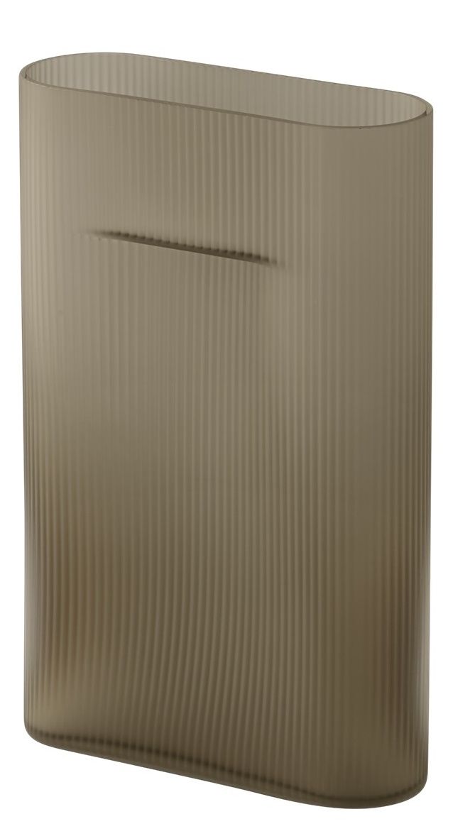 Milchglas Vase "Ridge" von Muuto in Taupe mit geriffelter Oberfläche und schmalem Schlitz.