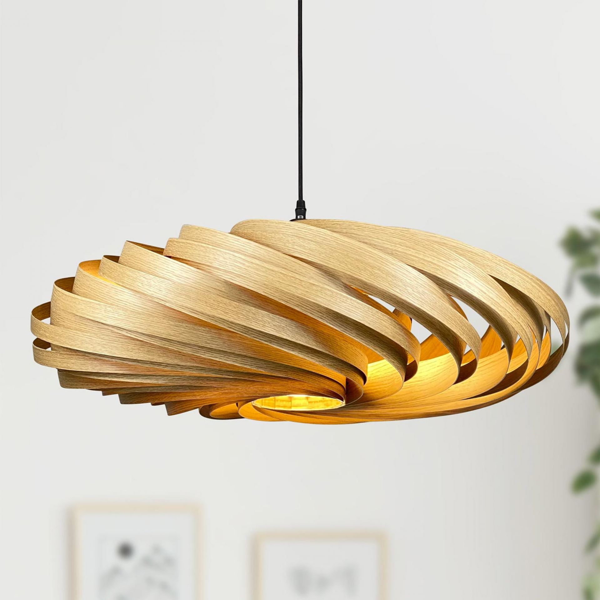 Veneria Hängeleuchte aus Eichenholz, spiralförmiges Design, moderne Pendelleuchte für Wohnzimmer und Essbereich.