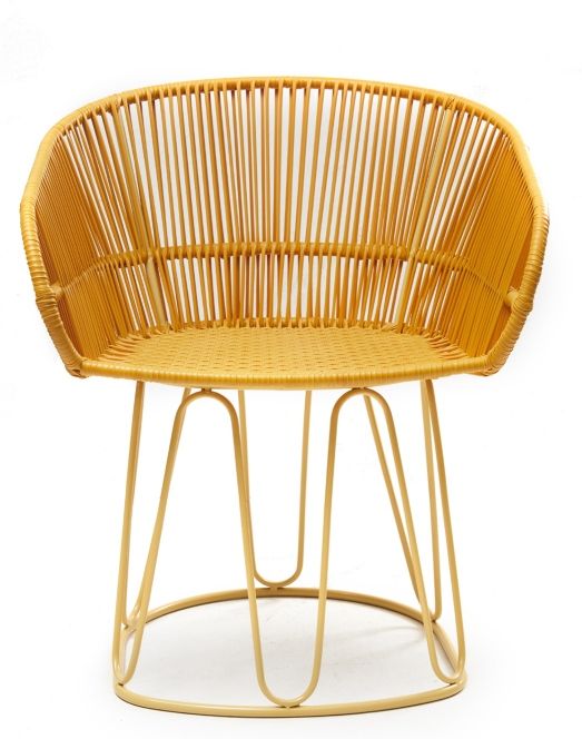 Gelber Circo Stuhl für den Außenbereich, Rattan-Optik mit filigranem Metallgestell. Gartenstuhl im modernen Design.