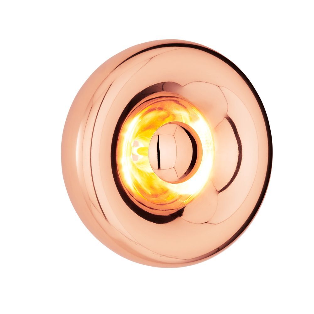 Nahaufnahme der Void Surface LED-Wandleuchte von Tom Dixon in Kupfer mit warmem Lichtschein.