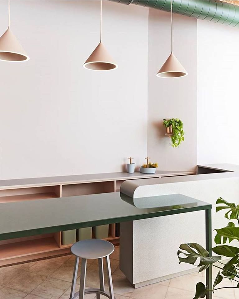 Beige Annular Pendant Pendelleuchten von Woud über einem Tresen. Moderne Hängelampe für stilvolle Innenräume.