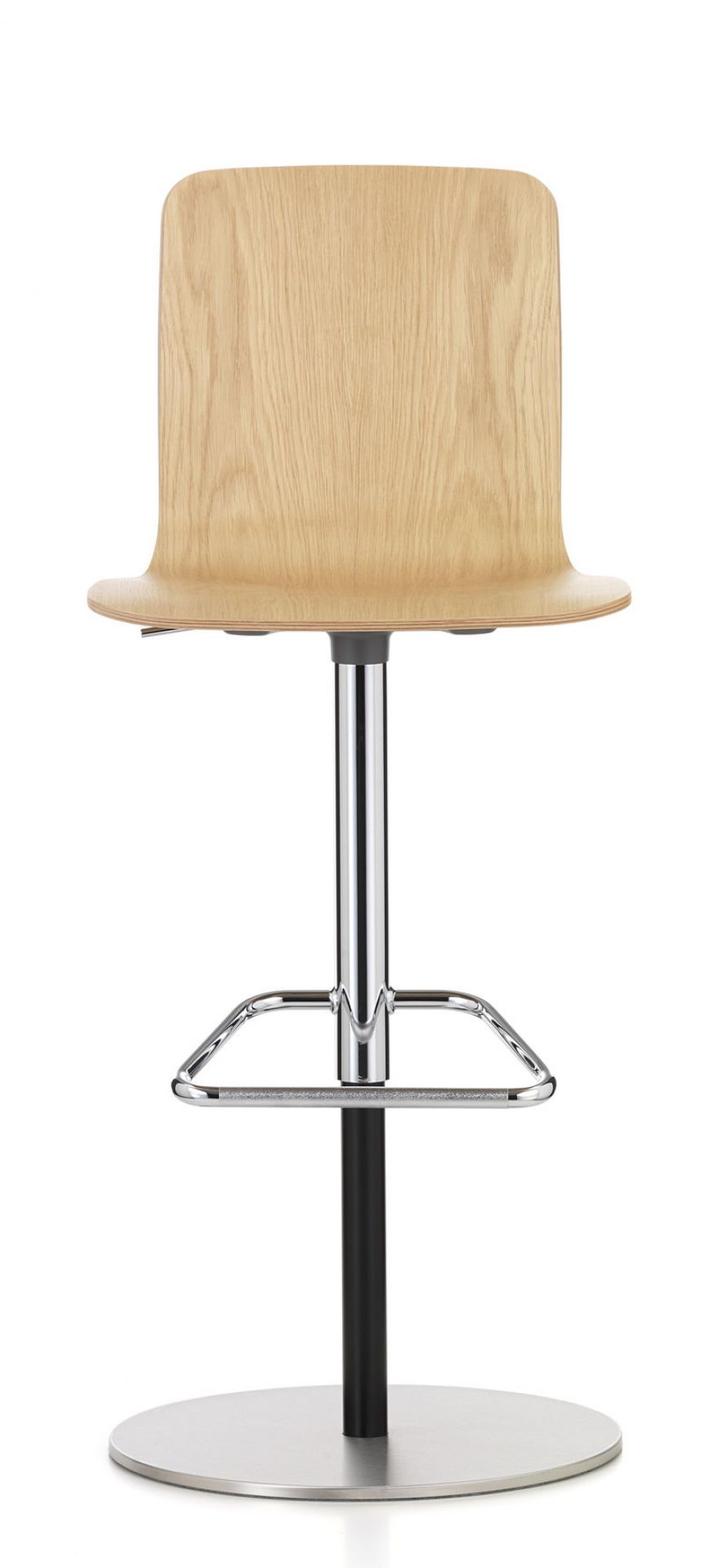 Vitra Hal Ply Barstool: Barhocker mit Holzschale, Chromfuß und Fußstütze, Frontansicht.