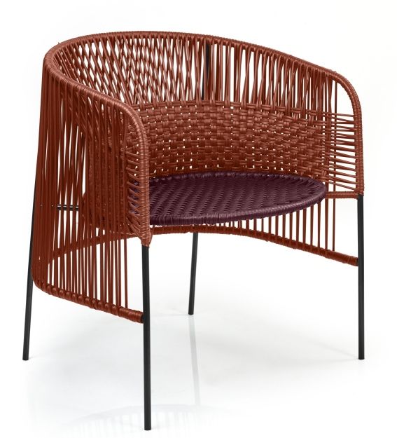 Brauner Ames Caribe Chic Loungesessel für den Outdoor-Bereich mit geflochtenem Design und schwarzen Beinen.