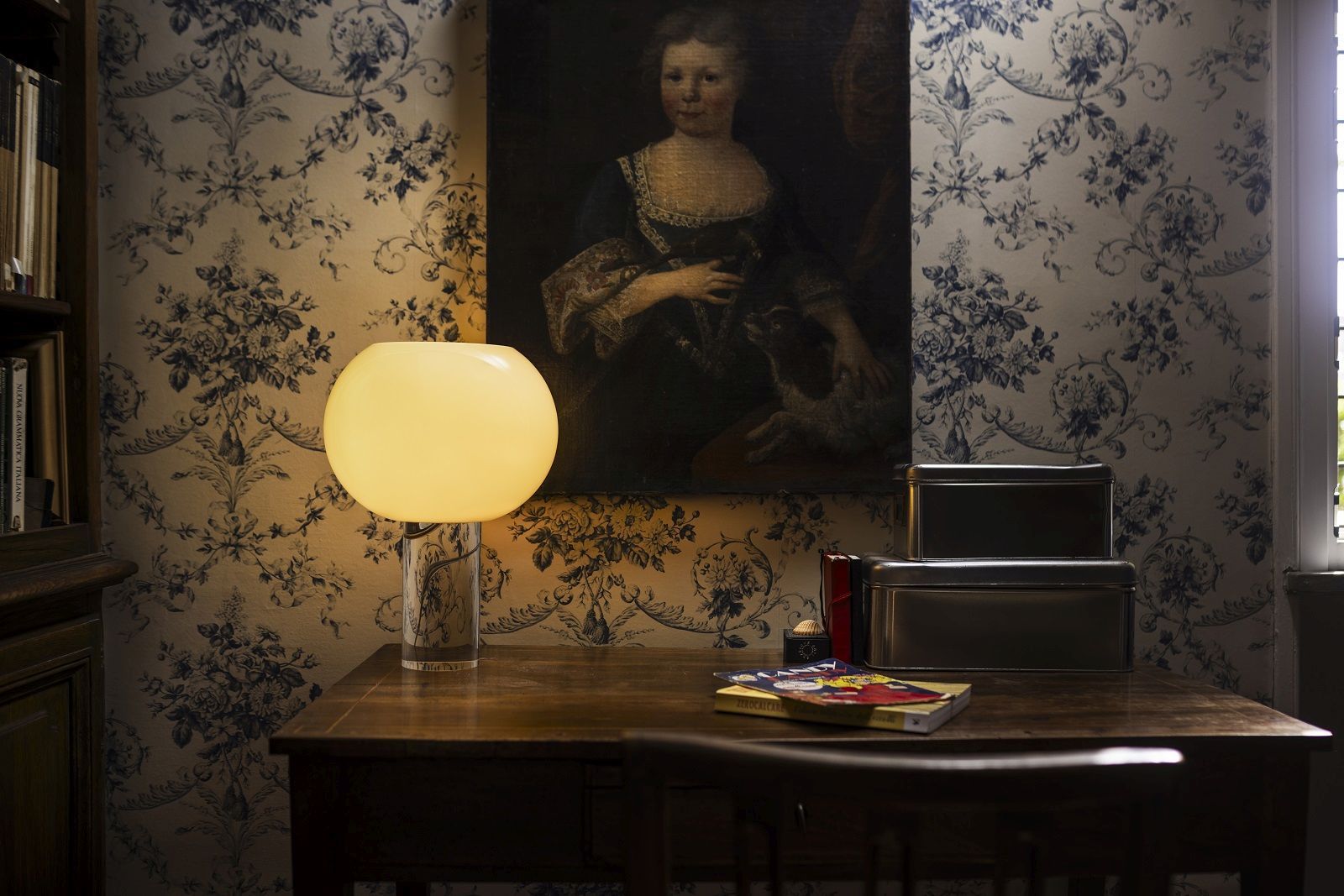 Nahaufnahme der leuchtenden Buds Tischleuchte von Foscarini in Cipria auf einem Schreibtisch.