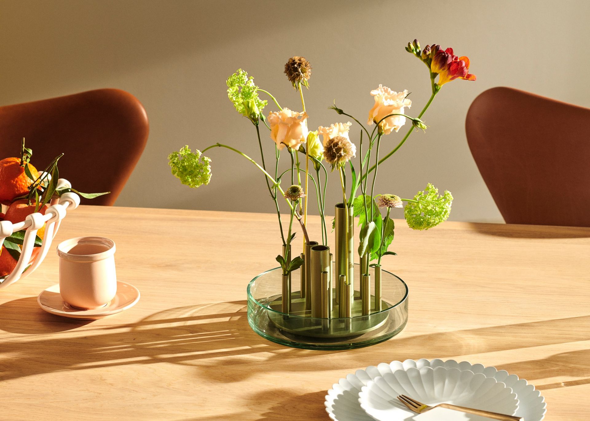Ikeru Vase Low von Fritz Hansen mit Blumen auf einem Holztisch.