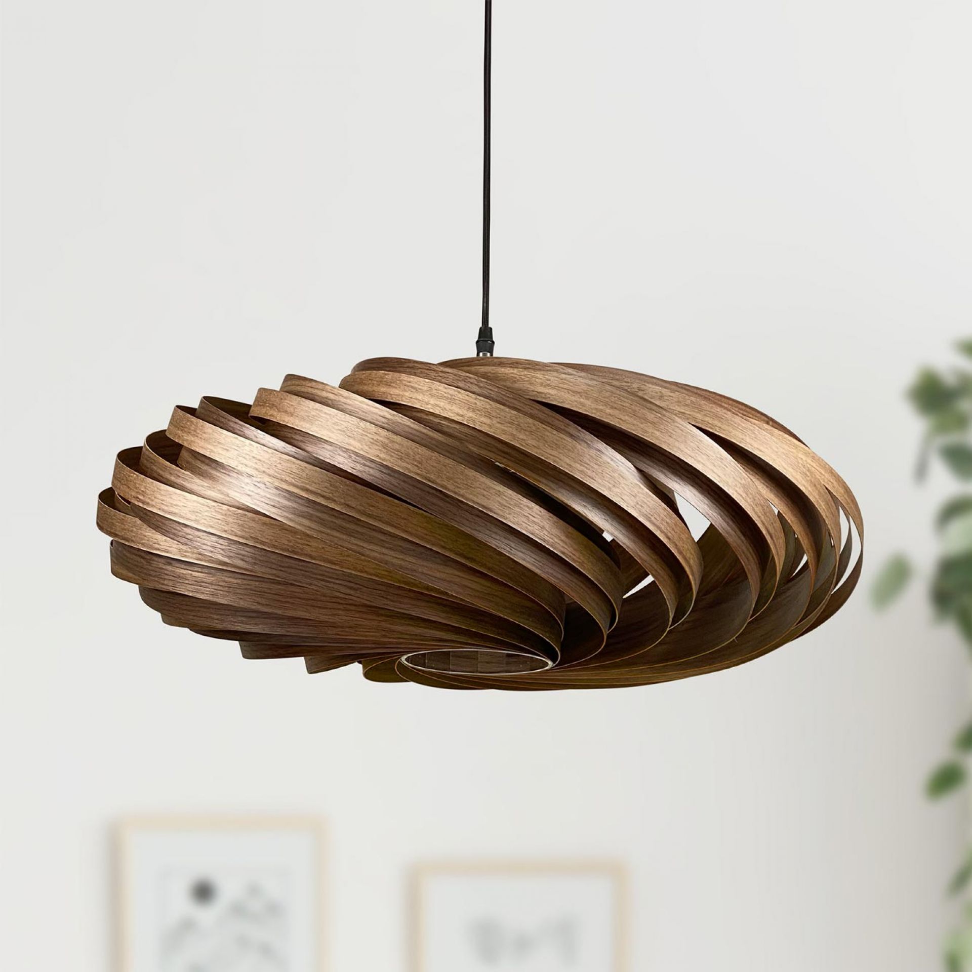 Veneria Hängeleuchte aus Nussbaumholz, spiralförmiges Design, moderne Pendelleuchte für Wohnzimmer und Essbereich.